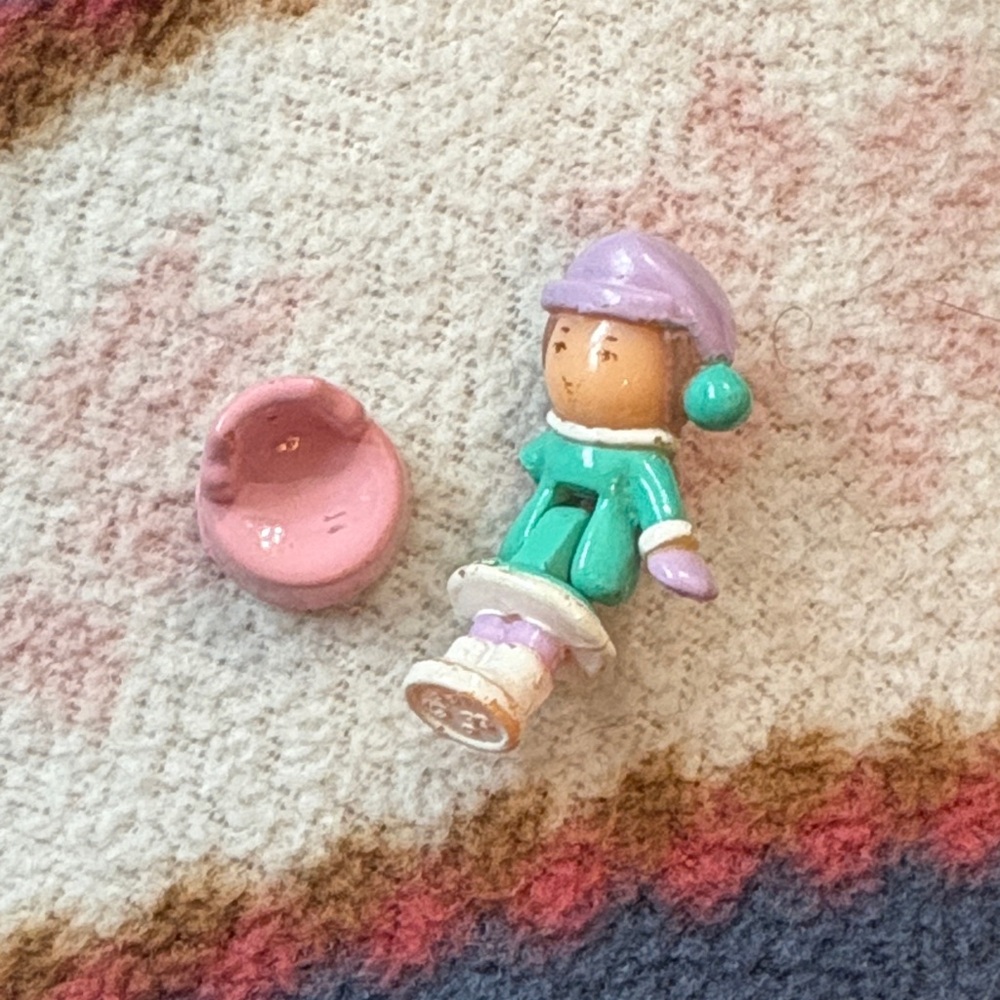 Vintage 1993 Polly Pocket Lulu Ski Lodge Doll Figure- broken arm